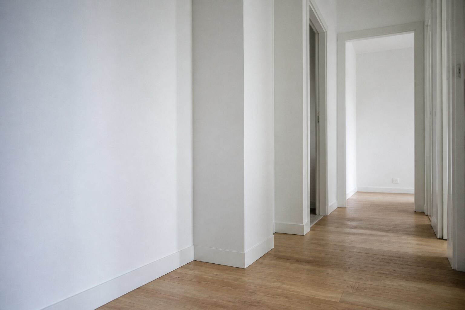 Coffrage placo sans rail résultat fini et peint dans un couloir de maison rénovée
