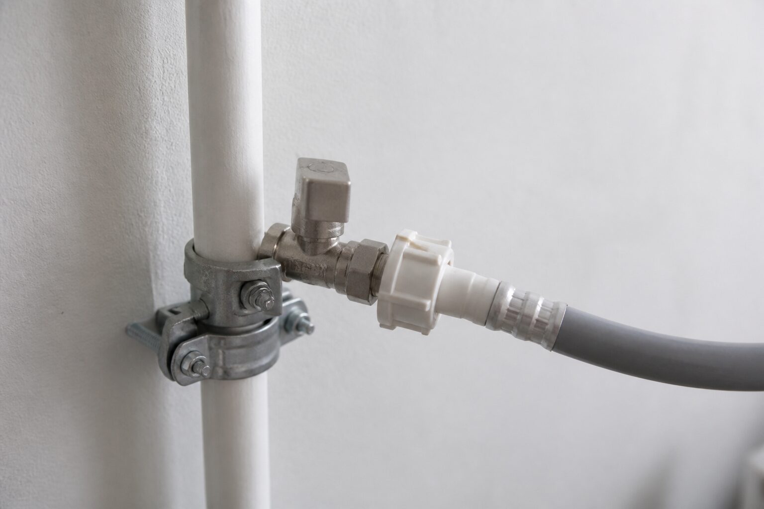 Robinet autoperceur machine à laver installé sur canalisation, flexible raccordé