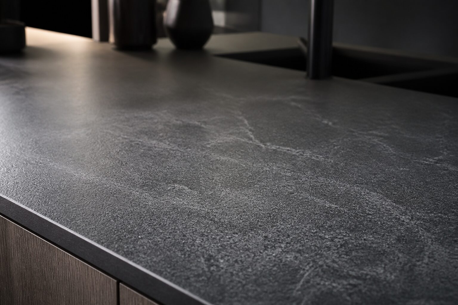Gros plan sur la texture d'un plan de travail en Dekton dans une cuisine moderne