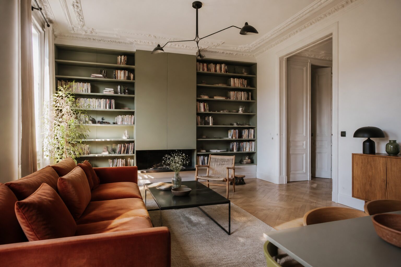 Appartement haussmannien intérieur rénové, salon contemporain avec hauts plafonds