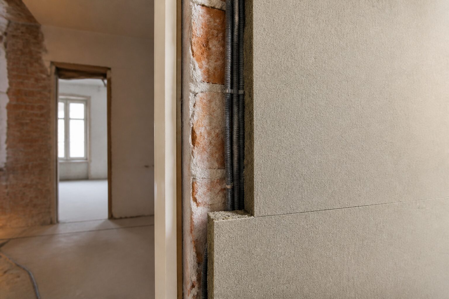 Gaines électriques sous isolant rigide : ordre de pose en rénovation intérieure