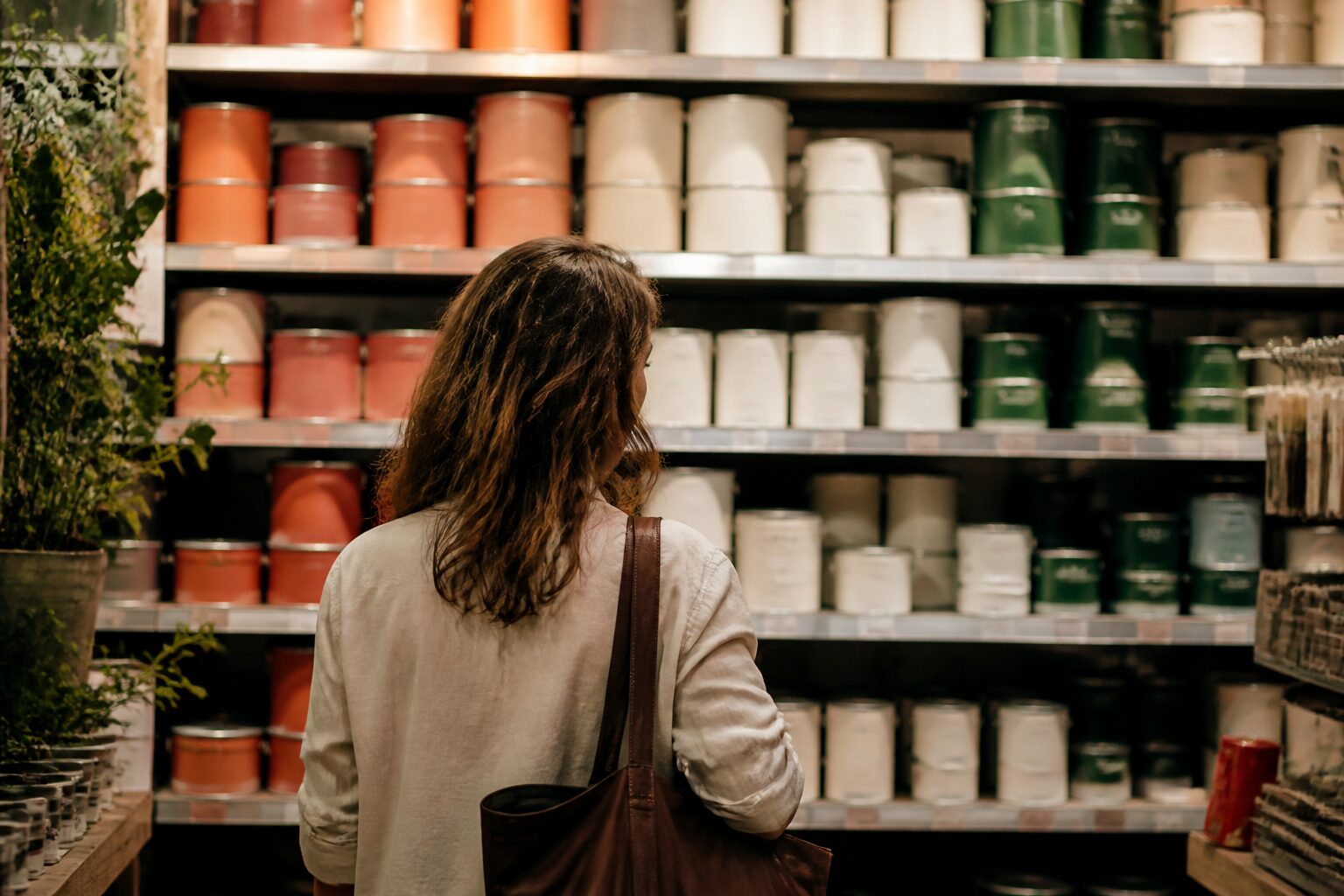 Rayon peinture d'un magasin Mr Bricolage, pots colorés sur étagères, lumière chaleureuse
