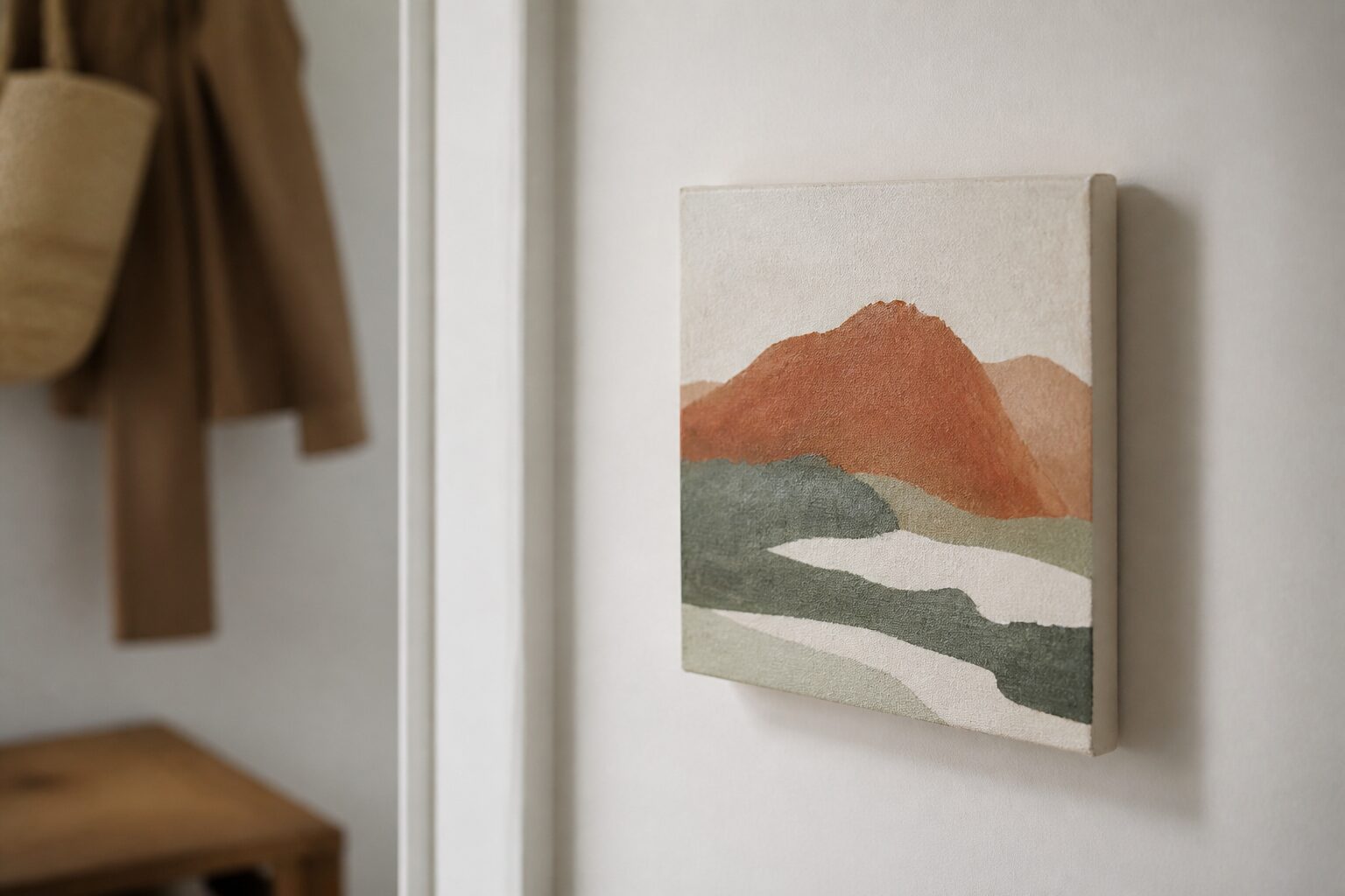 Détail d'un petit tableautin peinture accroché dans une entrée