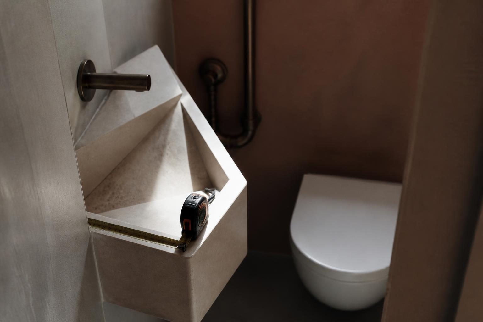Plan d'aménagement d'un wc étroit avec cuvette suspendue et lave-main d'angle